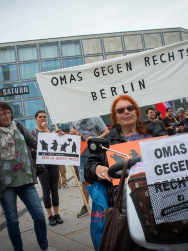 Omas gegen Rechts demonstrieren auf dem Alexanderplatz